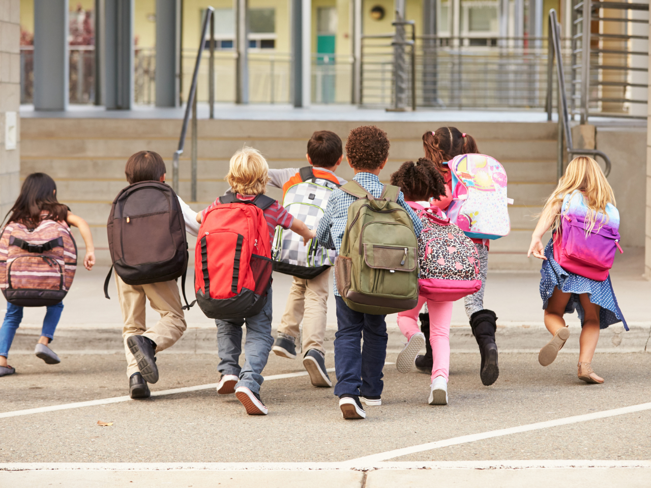 Crianças da rede municipal entrando na escola